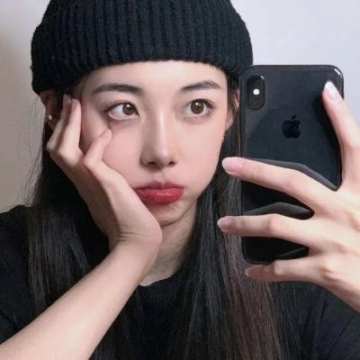 她背后的那双手